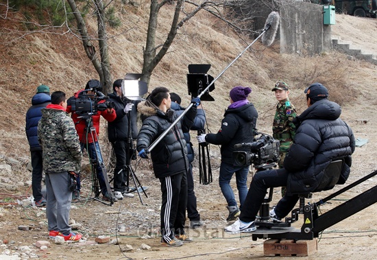  오마이스타가 22일 오후 경기도의 한 부대에서 진행 중인 tvN 군디컬드라마 <푸른거탑> 촬영현장을 방문했다. 스태프들과 야외촬영 준비를 하고 있다.