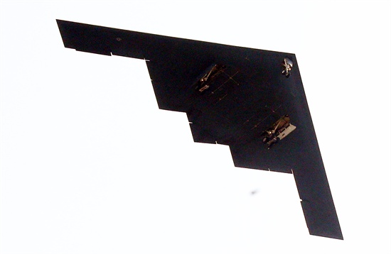 미군의 스텔스 전략폭격기인 B-2(스피릿)가 2013년 3월 28일 오후 평택 오산미공군기지 상공을 저공 비행하고 있다. 군 소식통은 미 본토에서 출격한 스텔스 폭격기 B-2가 이날 국내의 한 사격장에 세워진 가상의 목표물을 타격하는 훈련을 했다고 밝혔다.