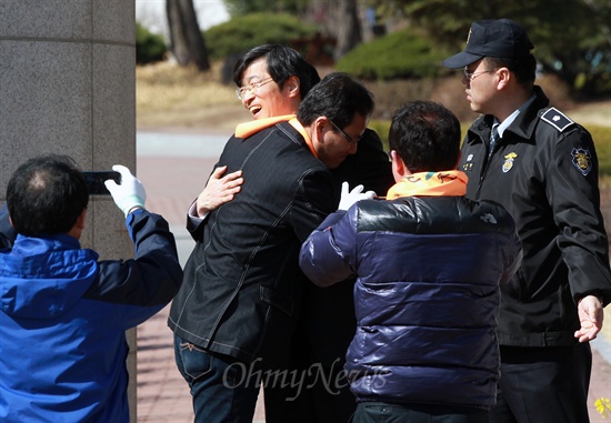 2013년 3월 29일, 곽노현 전 서울시 교육감이 경기도 여주교도소에서 가석방 됐을 당시 모습.