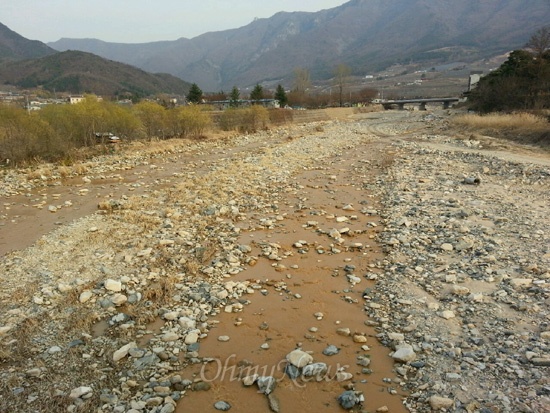 28일과 29일 사이 수해복구공사가 벌어지고 있는 밀양 마전천에 흙탕물이 흘러내렸다.