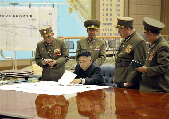 북한 김정은 국방위원회 제1위원장이 지난 3월 29일  전략미사일 부대의 화력타격 임무에 관한 작전회의를 긴급 소집하고 회의하고 있는 모습.