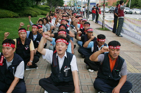 지난 2006년 민주노총 울산본부장이던 하부영씨(가운데)가 하청노동자 처우개선을 요구하는 거리집회에 참가하고 있다.