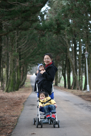 큰아이와 작은아이와 시골 산책 중