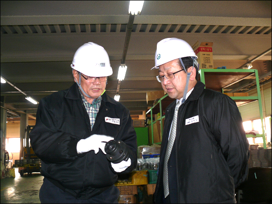지난 1월 30일 부산경남지역 기업체를 방문한 김종준 하나은행장(오른쪽)
