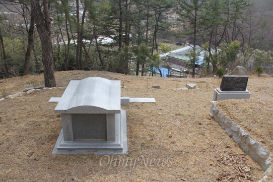 진주시 하촌동 마을 뒷산에는 친일파인 남인수의 묘소가 '가요 황제 남인수 추모비'와 함께 있다. 옛날에는 마을에서 2km 가량 떨어진 곳에 묘소가 있었는데, 2012년 6월 이장했다.