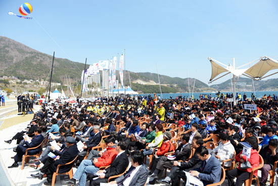 제13회 해양경찰청장배 전국요트대회 개막식이 지난 29일 오전 11시 거제도 지세포항에서 열렸다.
