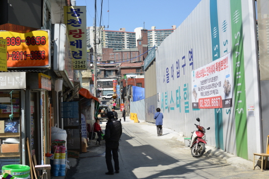 봉천동 골목길 재개발로 점점 사라질 위기에 처해 있는 주택가골목길