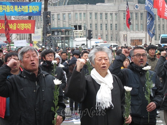  30일, 오후 서울 덕수궁 대한문 앞에서 쌍용자동차 해고노동자 고 이윤형씨 1주기 추모대회가 열렸다. 이씨는 쌍용자동차 정리해고로 인한 22번째 희생자다. 참가자들은 손에 하얀 국화 한송이를 들고 "국정조사 실시하라", "박근혜가 해결하라"라고 구호를 외쳤다. 