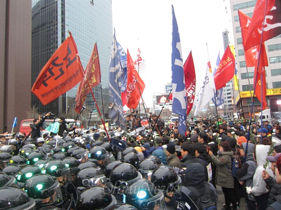 고동민씨가 연행되자 추모대회 참가자들이 경찰을 향해 "연행자 석방하라"고 외쳤다.