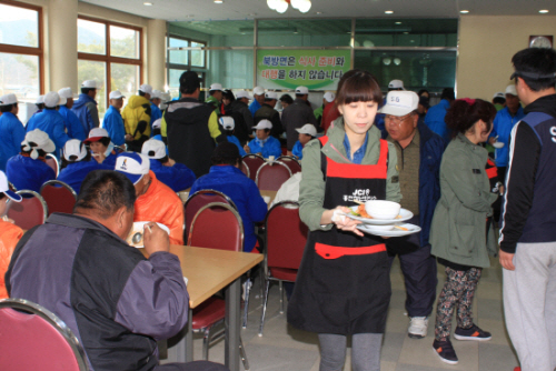 청년회의소 회원 가족들이 어른들 점심식사를 제공하고 있다