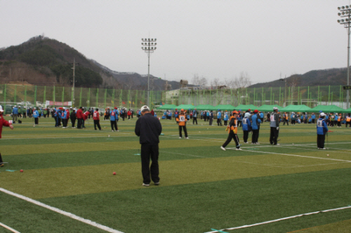  축구장을 가득 메운 어르신들