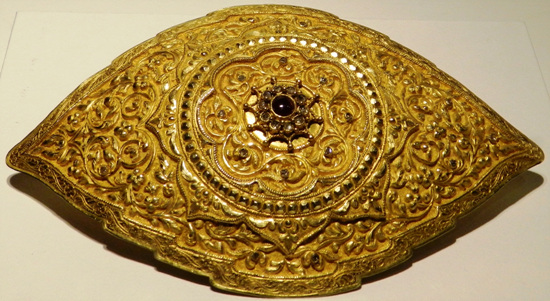 허리띠 버클(Belt buckle)
인도네시아, 19세기/ 금, 붉은 석류석/ 아시아문명박물관
