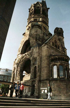 현행 <애국가>는 독일에서 처음 제창되었다. 사진은 베를린의 카이저빌헬름교회로, 세계대전에 비참하게 부서진 모습을 독일 정부가 그대로 간직하고 있는 '정책'을 보여주고 있다. 사진 왼쪽 상단에 현대식으로 건축한 새 교회 건물의 일부가 보인다.