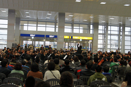 동대구역에서 열린 코레일 심포니 오케스트라의 연주 모습.
