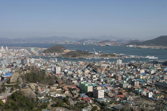 유달산에서 내려다 본 삼학도. 옛 전설을 간직한 섬으로 최근 복원됐다.