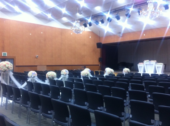 국립중앙도서관 국제회의장. 평일에는 회의장으로, 주말에는 작은 결혼식을 위한 예식장으로 사용한다. 