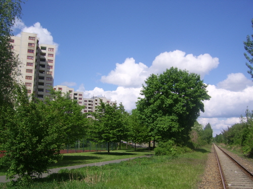 중간에 있는 작은 아스팔트길이 예전 장벽이 놓인 자리이다. 왼편에는 아파트단지가 오른편에는 산업철로가 놓여 있다.