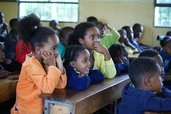 에티오피아 한별학교에서 수업중인 아이들.
