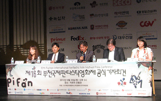  지난해 부천국제판타스틱영화제 기자회견 모습. 가운데가 김영빈 집행위원장이고 맨 오른쪽이 홍보미 프로그래머 
