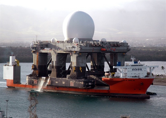 미국 해군이 북한의 도발 가능성에 대비하기 위해 첨단 구축함과 해상 레이더 기지를 잇달아 한반도 인근 해역에 투입한 것으로 알려졌다. 사진은 한반도로 파견된 것으로 알려진 미 해군의 탄도미사일 탐지 전용 레이더 'SBX-1'(해상 기반 X-밴드 레이더)이 지난 2006년 미국 하와이 진주만에서 대형 수송선 MV 블루마린호에 실려 이동하는 모습.