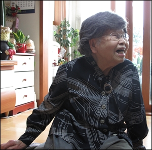 93세의 노령에도 매달 2차례씩 이방자 여사의 묘소를 찾는 김수임 할머니.