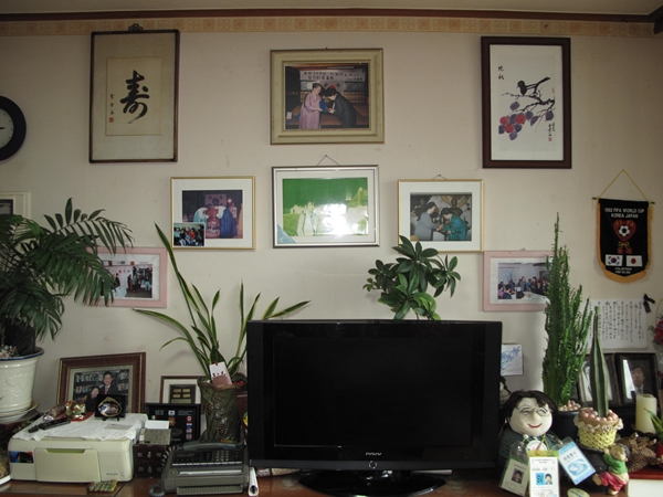 아파트 내부 벽면에는 이방자 여사와 관련된 사진, 그림, 장식 소품 등이 단출하게 장식돼 있다.