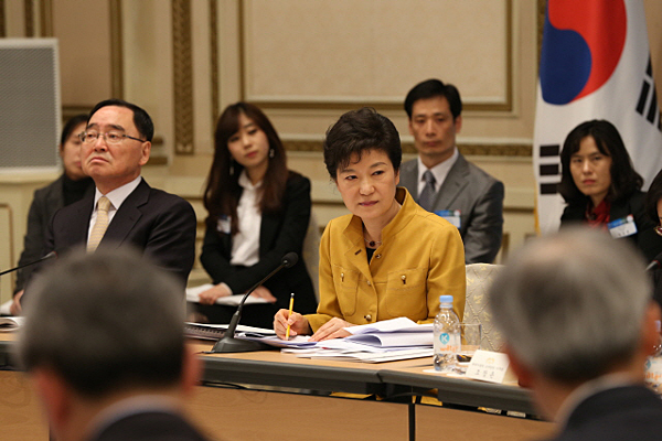 박근혜 대통령이 3월 28일 청와대 영빈관에서 열린 교육부·문화체육관광부 업무보고에 참석하고 있다. 