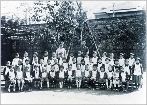 1939년 백남준과 함께 다녔던 애국유치원은 명당성당 건너편에 있었는데 그 때 찍은 졸업사진. 맨 뒷줄 오른쪽에서 8번째가 백남준, 가운뎃줄 오른쪽으로 7번째가 이경희 여사다 
