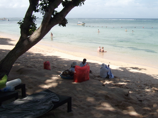 산호초로 둘러싸인 누사두아 해변은 파도마저 잠잠하다. 해수욕과 일광욕을 즐기고 있는 여행자들