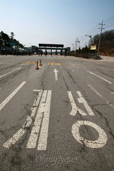 북한이 개성공단 출입을 통제하기 시작한 3일 오전 개성공단으로 들어가려던 화물차량들이 모두 되돌아간 뒤 차량통행로가 텅 비어 있다.