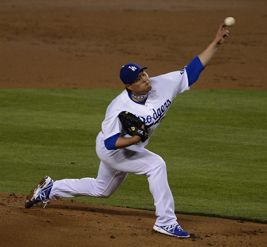  로스엔젤레스 다저스의 투수 류현진이 2일(현지시간) 미국 로스엔젤레스 다저스타디움에서 열린 미국프로야구(MLB) 샌프란시스코 자이언츠와의 경기 2회초에 역투하고 있다. 