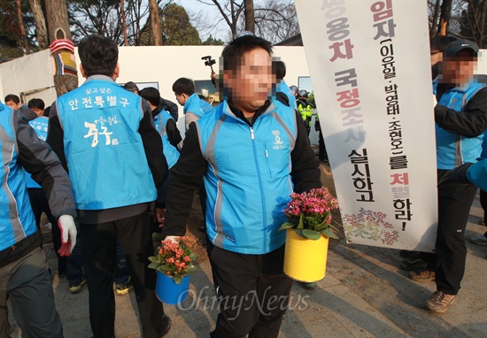 중구청 직원들이 4일 오전 서울 중구 덕수궁 대한문 앞 쌍용자동차 희생자 합동분향소에서 분향소 집기류와 시민이 가져온 화분을 강제철거하고 있다.
