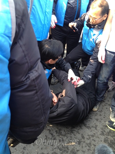 4일 중구청 덕수궁 대한문 앞 화단조성작업을 저지하던 쌍용차 노조 관계자 및 시민들이 연행되고 있다.