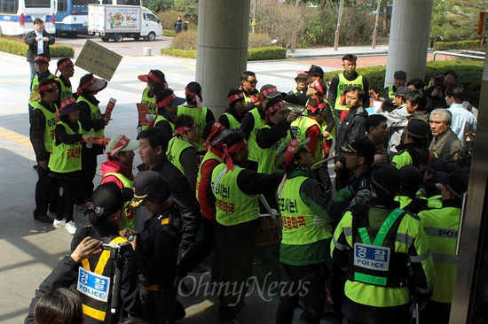 군포 재래시장 상인들이 김윤주 군포시장 면담을 요구하면서 시청 진입을 시도하고 있다.