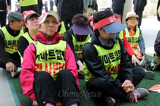  군포 재래시장상인들이 김윤주 군포시장 면담을 요구하면서 시청 앞에서 농성을 벌이고 있다.