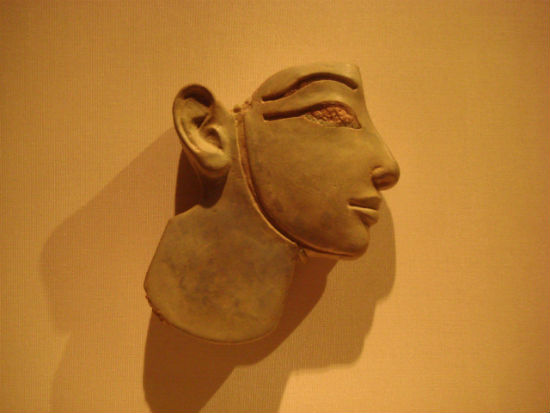　　유리로 만든 이집트 왕 파라오의 얼굴 옆모습입니다. 푸른색 얼굴은 코발트와 구리가 섞인 것이고, 흰 눈은 안티몬이 섞인 것입니다. 눈과 눈썹은 상감 기법으로 끼워 넣은 흔적이 남아있습니다.