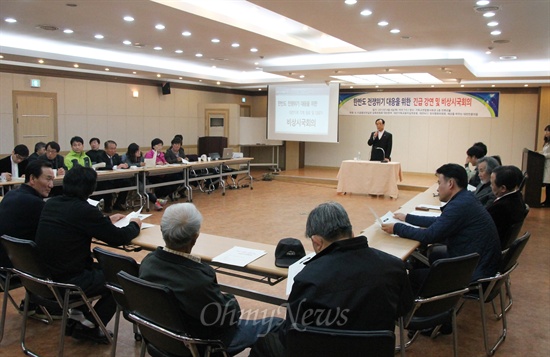 대전지역 각계 원로 및 대표자들은 4일 밤 대전 기독교연합봉사회관에서 한반도 전쟁위기 대응을 위한 비상시국회의를 열었다.