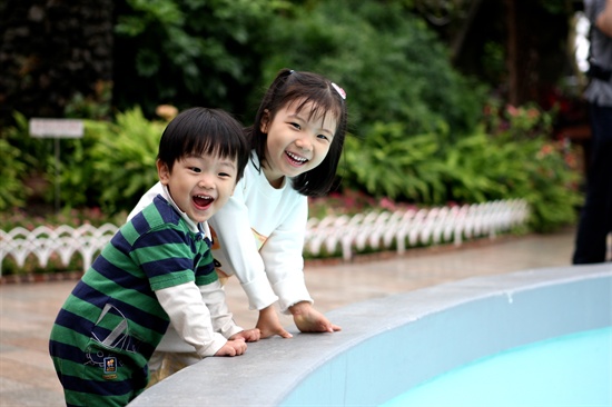 김진형 시민기자의 자녀, 예지(오른쪽)와 예서(왼쪽). 김진형 시민기자는 훗날 아이들의 이름을 딴 동네카페를 만들고 싶다.