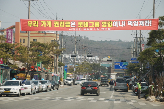   구도심의 상권이 쇠락하면서 택시들만 줄지어 서 있다. 
