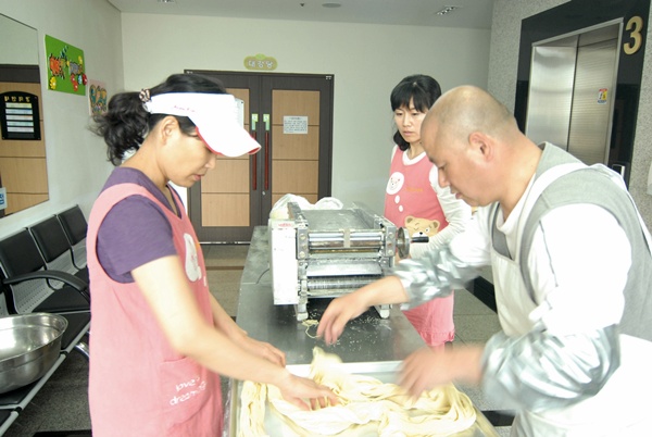 봉사 면 뽑기를 돕는 송경에(좌측) 유인선(뒤편) 씨