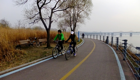 자전거 타고 한강가를 달리며 봄을 맞이하러 간다.  