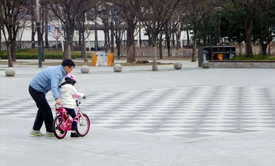 오는 봄, 다정히 자전거를 타고 다닐 부녀의 모습이 떠오른다.