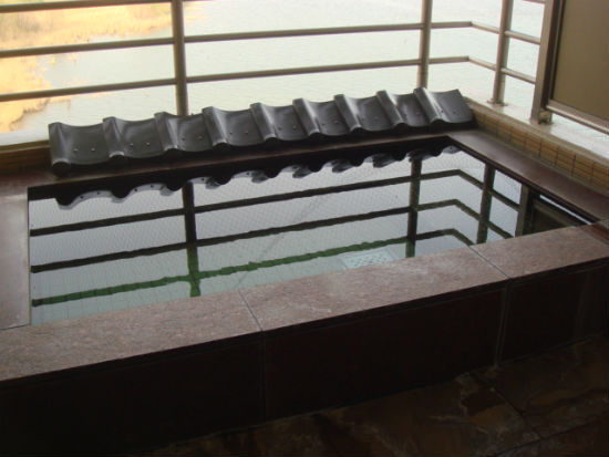 　　호텔 방 베란다에 설치된 노천온천탕입니다. 온천탕 안에는 끊임없이 따뜻한 물이 나와 일정한 온도를 지키고 있습니다.