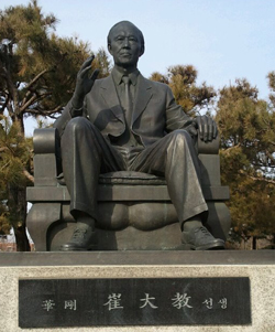 청렴·강직한 법조인 최대교(1901~1992) 선생의 동상, 전주 덕진공원에 세워져 있다.