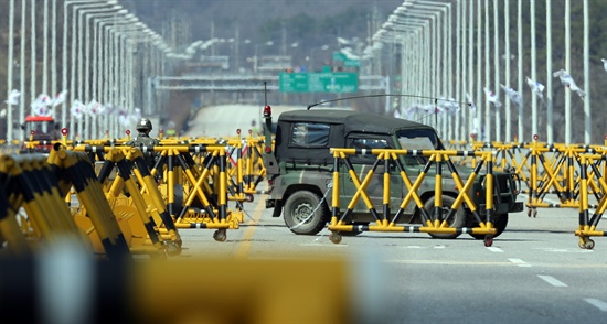 북한 개성공단 통행제한 조치가 이뤄졌던 지난해 4월 7일 일반 차량이 경기도 파주시 통일대교를 오가고 있는 모습.