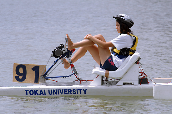 지렛대와 도르래를 복합적으로 사용해 물 위를 빠른 속도로 달릴 수 있는 수상 자전거.