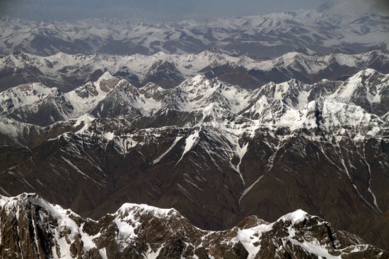 9,753m 상공에서 내려 본 거대한 톈산산맥의 연봉들