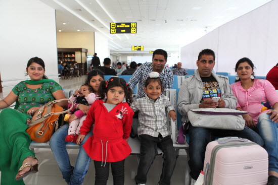 타슈켄트국제공항에서 만난 무슬림가족. 인도의 고향에 들렸다가 25년째 살고 있는 파리로 가는 길.