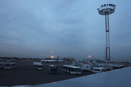 어둠이 깔리는 때에 다시 타슈켄트공항을 이륙했습니다. 이스탄불을 향해...  
