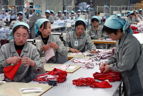 지난 2007년 3월 개성공단의 한 공장에서 북한노동자들이 제품을 생산하고 있다.